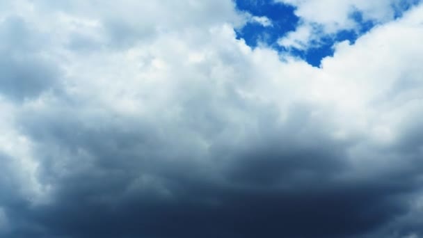 Nubes de movimiento rápido contra un cielo azul. Nubosidad cúmulos nubes se mueven más y más rápido en el viento. Meteorología y pronóstico del tiempo. Problemas ecológicos. Cambio de clima Tormenta viento lapso de tiempo 4k — Vídeos de Stock