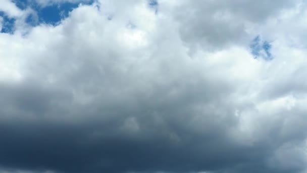 Snabba moln mot en blå himmel. Molnighet cumulus moln rör sig lägre och snabbare i vinden. Meteorologi och väderprognos. Ekologiska problem. Förändring av klimatet Stormvindens tid förfaller 4k — Stockvideo