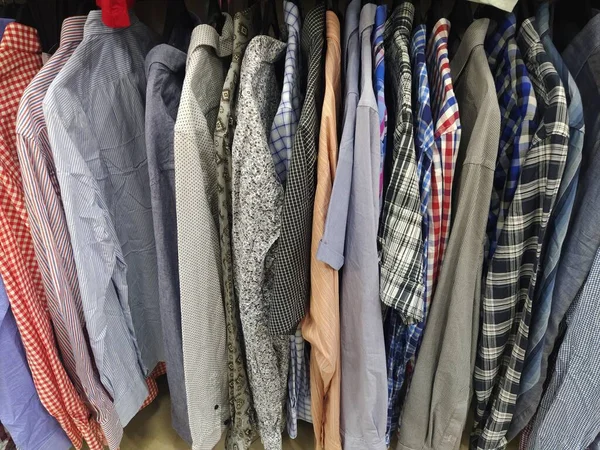 Roupas Penduradas Cabides Sortimento Loja Segunda Mão Camisas Masculinas Penduradas — Fotografia de Stock