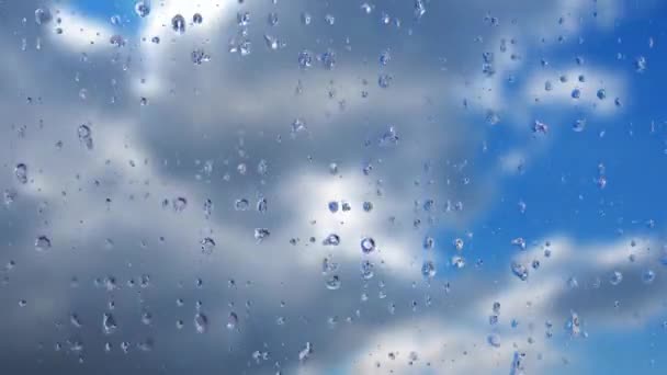 雨滴从玻璃杯里流下来 暴风时间过去了 集中精神在蓝天的映衬下快速移动的云彩 云彩积云在风中移动得越来越低越来越快 气象预报和天气预报 — 图库视频影像