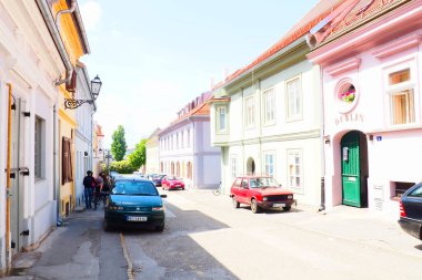 Petrovaradin, Novi Sad, Sırbistan, 30 Nisan 2022. Sokaklar, eski evler, insanlar ve arabalar. Turist eğlencesi. Her gün şehir hayatı. İlginç yerleri ziyaret eden turistler. Güzel, parlak yüzler.