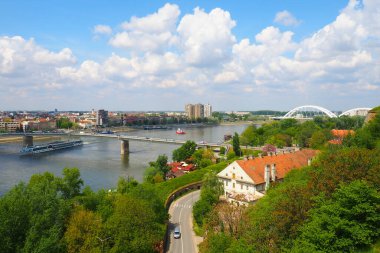 Petrovaradin, Novi Sad, Sırbistan, 30 Nisan 2022. Sokaklar, eski evler, kırmızı çatılar. Turist eğlencesi. Güzel, parlak yüzler. Şehir manzarası. Balkanlar 'da turizm sektörü