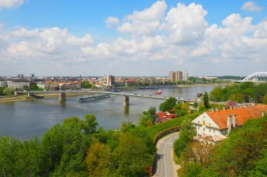 Petrovaradin, Novi Sad, Sırbistan, 30 Nisan 2022. Sokaklar, eski evler, kırmızı çatılar. Turist eğlencesi. Güzel, parlak yüzler. Şehir manzarası. Balkanlar 'da turizm sektörü