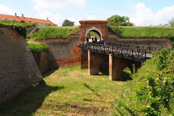 Bridge over the moat in the Petrovaradin Fortress, Petrovaradin, Novi Sad, Serbia. Wooden fortifications. Hills, overgrown fortifications. Museum complex of defensive structures — Foto Stock