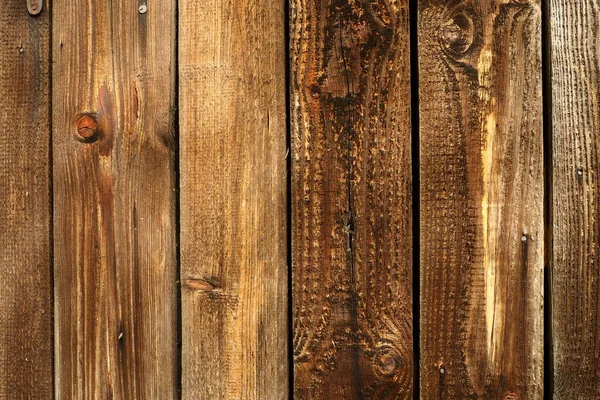 Nahaufnahme von Holz mit natürlicher Textur. Die leere Holzschablone kann als Hintergrund für Produktpräsentation oder Montage von oben verwendet werden. Hochwertiges Foto. Vertikale braune Bretter mit Knoten ohne Lücken — Stockfoto