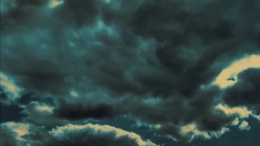 Karanlık ve fırtına. Hızlı hareket eden bulutlar. Bulutlu kümülüs bulutları rüzgarda gittikçe daha alçaktan ve daha hızlı hareket eder. Meteoroloji hava tahmini. İklim değişikliği. Fırtınanın hızı azalıyor. Güneşin parıltıları