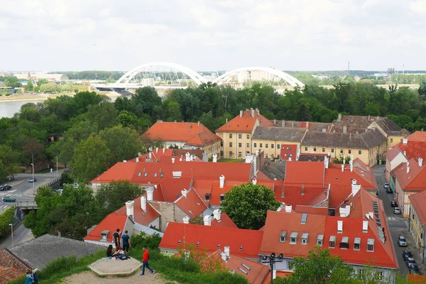 Petrovaradin, Novi Sad, Serbia, 30 de abril de 2022. Calles, casas viejas, techos rojos. Atracción turística. Hermosas fachadas brillantes. Paisaje urbano. Negocios turísticos en los Balcanes. —  Fotos de Stock