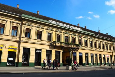 Novi Sad, Sırbistan 'ın Voyvodina oteli 30 Nisan 2022 tarihinde şehrin merkezindeki en eski oteldir. Avrupa turizm tesisi. Yoldan geçenlerin olduğu cadde. Özgürlük Meydanı. Oda servisi sunan bir otel.