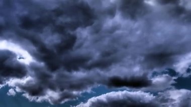 Karanlık ve fırtına. Hızlı hareket eden bulutlar. Bulutlu kümülüs bulutları rüzgarda gittikçe daha alçaktan ve daha hızlı hareket eder. Meteoroloji hava tahmini. İklim değişikliği. Fırtınanın hızı azalıyor. Güneşin parıltıları