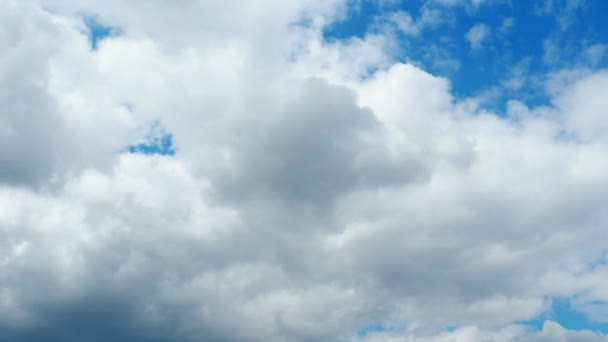 Mavi gökyüzüne karşı hızlı hareket eden bulutlar. Bulutlu kümülüs bulutları rüzgarda gittikçe daha alçaktan ve daha hızlı hareket eder. Meteoroloji ve hava tahmini. Ekolojik sorunlar. İklim değişikliği Fırtınanın hızı 4K — Stok video