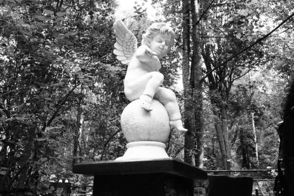 Angelo Nel Monumento Cimiteriale Alla Tomba Una Scultura Bambino Forma — Foto Stock