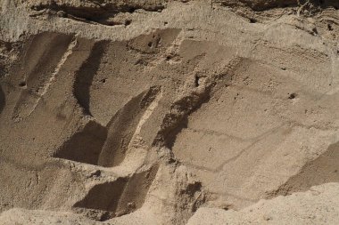 Kum Taşı, herhangi bir mineral madde, çimento ve kum tanecikleri ile birbirine bağlanmış homojen veya katmanlı bir kum tanesidir. Taş ocağı doğal sarı kum duvarı