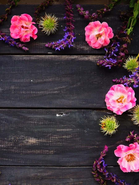 Kwiaty Półkole Drewnianym Tle Pocztówka Święta Róże Lawenda Szałwia Włochate — Zdjęcie stockowe