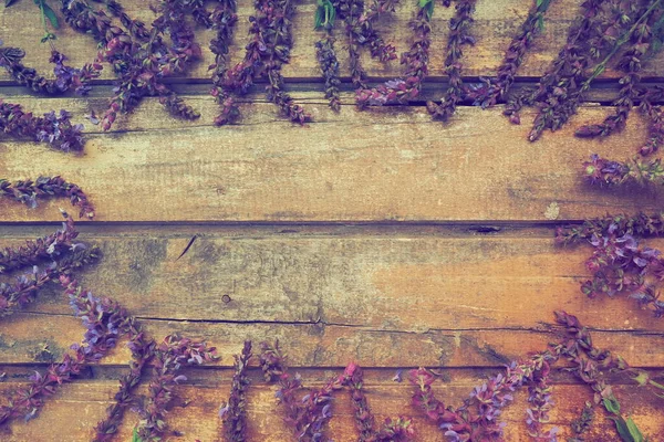 木製のテーブルの上にラベンダーとセージの花を閉じます 紫と青の花と暗い古い木の水平板と葉の周り まだ人生と平らなレイアウト テキストのための無料スペース スペースのコピー — ストック写真