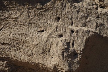 Kum Taşı, herhangi bir mineral madde, çimento ve kum tanecikleri ile birbirine bağlanmış homojen veya katmanlı bir kum tanesidir. Taş ocağı doğal sarı kum duvarı