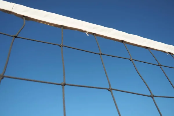 Волейбольные Виды Спорта Разделяют Сетку Против Голубого Неба Крупным Планом — стоковое фото