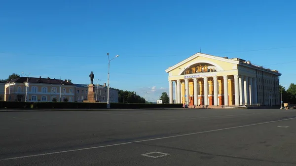 Teatr Muzyczny Republiki Karelii Jest Teatrem Państwowym Petrozavodsku Samochody Jadą — Zdjęcie stockowe