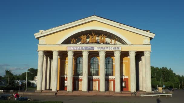 Petrozavodsk Bir Devlet Tiyatrosu Olan Karelia Cumhuriyeti Müzikal Tiyatrosu Nsanlar — Stok video