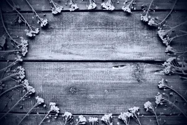 Çobanlar Çiçek Çantalarını Ahşap Arka Planda Eski Masada Bir Daire — Stok fotoğraf