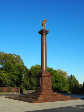 Petrozavodsk, Karelia, 3 Ağustos 2022 askeri zaferin anıtı, fahri unvan. Bronz, çift başlı kartal desenli granit sütun. Kardeş şehirlerin sokaklarında yayalar, Kirov Meydanı.