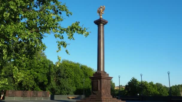 2022年8月3日 卡累利阿彼得罗沃茨克纪念碑石勒城 军事荣耀 荣誉称号 石柱与青铜双头鹰 基洛夫广场 姐妹城市小巷上的行人 — 图库视频影像