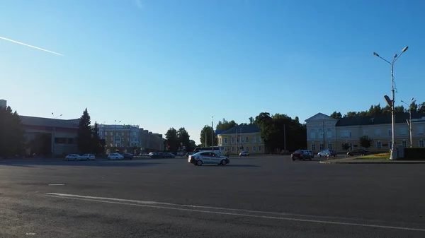 2022年8月3日 卡累利阿彼得罗沃茨克 基洛夫广场 与卡尔 马克思大道和库伊比雪夫街交叉口 卡累利阿共和国国家剧院的建设 汽车和过路人 — 图库照片
