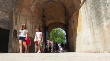 Hırvatistan Pile Gate Dubrovnik 14 Ağustos 2022 İnsanlar ve turistler Eski Şehir kapılarından geçerek Stradun 'a gidiyorlar. Kaldırımda yürüyen bacaklar. Eski şehir, şehrin girişinde kalabalık.
