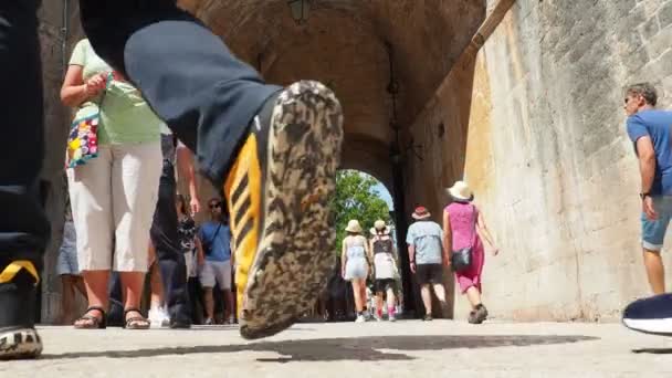パイル門ドゥブロヴニククロアチア2022年8月14日人々と観光客は旧市街の門に沿って2つのストリームに行き Stradunに行きます 歩道を歩く足 旧市街への忙しい入り口 — ストック動画