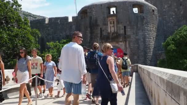 Pile Gate Dubrovnik Croacia Agosto 2022 Personas Hombres Mujeres Caminan — Vídeo de stock