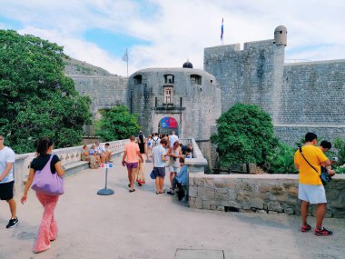 Pile Gate Dubrovnik Hırvatistan 14 Ağustos 2022 Erkekler ve kadınlar taş köprü boyunca Eski Şehir 'in kapısına yürüyorlar. Turist kalabalığı. Yoğun giriş. Eski şehrin ana girişi, işlek Yığın Kapısı
