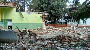 Sremska Mitrovica, Sırbistan, 13 Ağustos 2020. Jovan Popoviç 'in adını taşıyan eski okulun yıkılması ve yıkılması. Duvarlarda ve tavanda delikler var. Mahvolmuş sınıf.