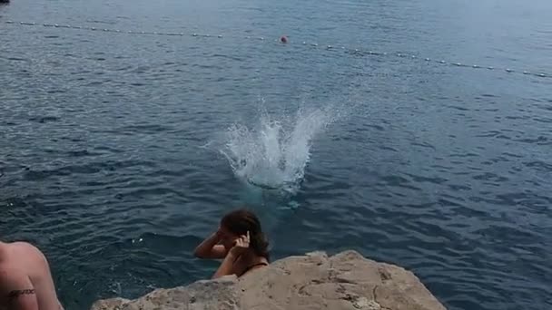 Dubrovnik Croaţia August 2022 Plaja Buza Tânăr Atletic Sare Stâncă — Videoclip de stoc
