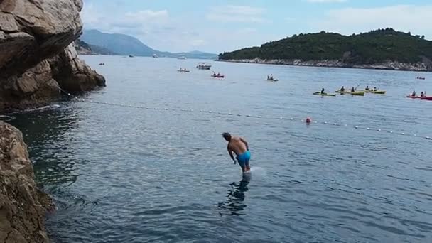 Ντουμπρόβνικ Κροατία Αυγούστου 2022 Buza Παραλία Νεαρός Αθλητής Πηδάει Από — Αρχείο Βίντεο