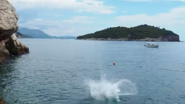 Dubrownik Chorwacja Sierpień 2022 Plaża Buza Młody Sportowiec Skacze Wysokiego — Wideo stockowe