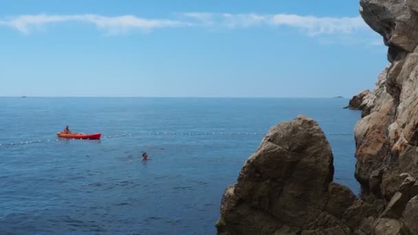 Dubrovnik Croacia Agosto 2022 Buza Beach Joven Atleta Salta Desde — Vídeo de stock