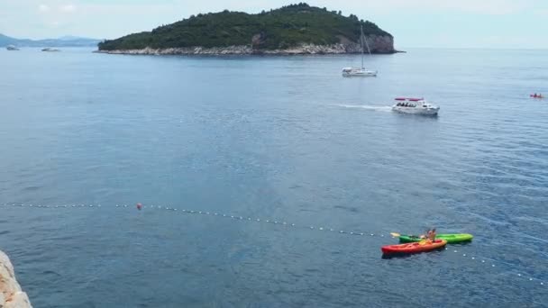 Дубровник Хорватия Пляж Буза Адриатическое Море Августа 2022 Года Туристы — стоковое видео