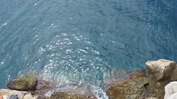 2022年8月14日 克罗地亚杜布罗夫尼克 身着泳衣的年轻人 女孩和男孩正在岸上晒日光浴 海浪冲击着岩石 变成了浪花 布扎海滩旅游 旅游和生态 — 图库视频影像