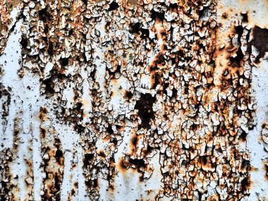 Paslı metal bir yüzeye yakın çekim. Korozyon.