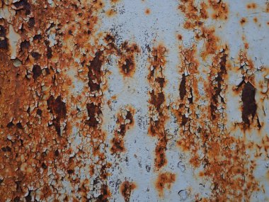 Paslı metal bir yüzeye yakın çekim. Korozyon.