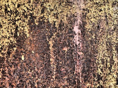 Paslı metal bir yüzeye yakın çekim. Korozyon.
