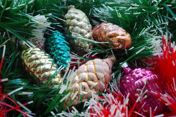 新年やクリスマスツリーの装飾 コーンやバスケットの形でガラスボール コーンとペンダントは光沢のあるティンセルで作られています お祭りの背景のポストカードのレイアウトが空白です クリスマスの装飾の多く — ストック写真