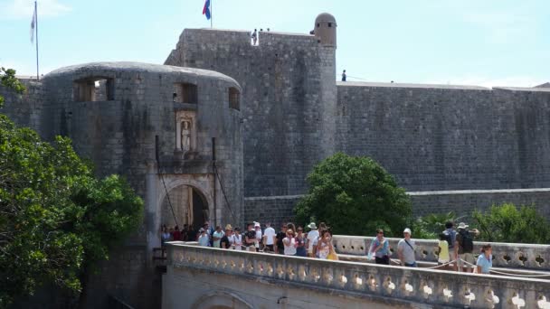 Pile Gate Dubrovnik Hırvatistan Ağustos 2022 Erkekler Kadınlar Taş Köprü — Stok video