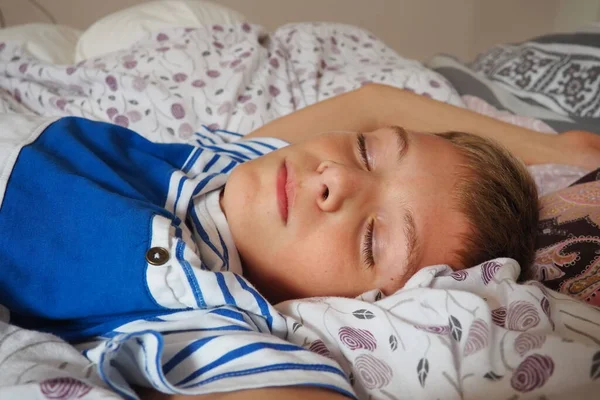 Vacker Kaukasisk Pojke Med Blont Hår Klädd Randig Pyjamas Sover — Stockfoto
