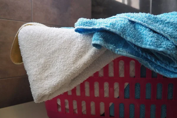 Πετσέτες Στο Καλάθι Άπλυτα Μπλε Και Ροζ Βαμβάκι Πετσέτες Terry — Φωτογραφία Αρχείου