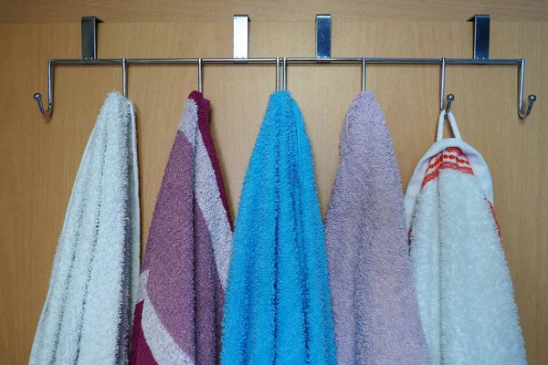Λευκό Μπλε Ροζ Πετσέτες Κρέμονται Από Μεταλλικά Άγκιστρα Που Συνδέονται — Φωτογραφία Αρχείου