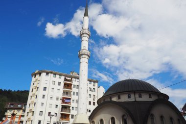 Zvornik, Bosna-Hersek 1 Ekim 2022 Eski Rijeka Camii, Hadzi-Mahmud Camisi olarak da bilinir. Kulesi olan dindar bir cami. Şehir sokakları arabalarla ve yazın güneşli havada insanlarla dolu.