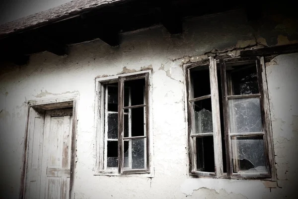 Заброшенный Жуткий Старый Дом Деревянные Окна Двери Хижина Грязная Хижина — стоковое фото
