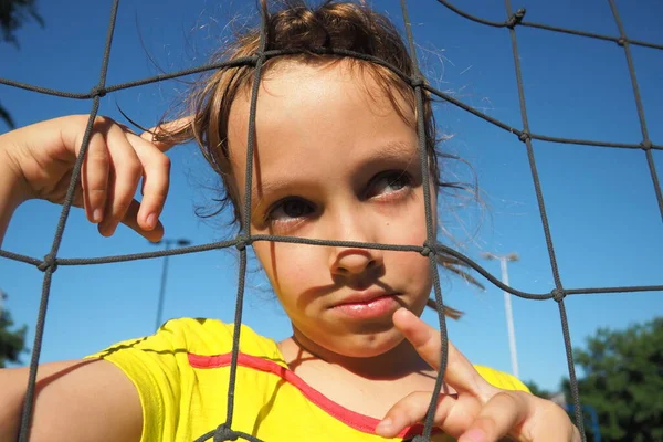 Yaşında Beyaz Bir Kız Bir Spor Ağının Arkasında Dikiliyor Dikkatlice — Stok fotoğraf