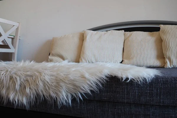 Sofá Cinza Com Tecido Estofamento Boucle Almofadas Decorativas Brancas Caneladas — Fotografia de Stock