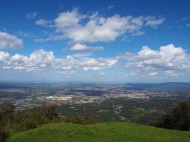 Bir dağ olan ve Crni vrh 'nin en yüksek noktası olan Guchevo, aşağı Valjevsko-Podrinje dağlarına aittir. Bosna-Hersek 'teki Drina Nehri' ne bakın. Sırbistan 'dan Bosna' ya manzara, gözlem güvertesi